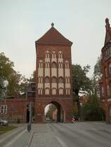 Wittstock/Dosse, Grpertor, im 14. Jhdt. erbaut, 1503 erhht, als einziges von drei Stadttoren erhalten, aufgenommen am 21.10.2011