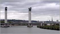 Bis zur Pont Gustave Flaubert in Rouen d�rfen Hochseeschiffe die Seine hinauf fahren. Die Br�cke wird nur alle f�nf Jahre zur Armada ge�ffnet, um die gro�en Segelschiffe hindurch zu lassen. 05.10.2011