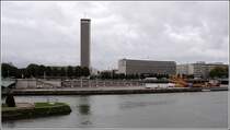 Rouen, das Sdufer der Seine gegenber dem Stadtzentrum wird von modernen Verwaltungsgebuden geprgt. 05.10.2011