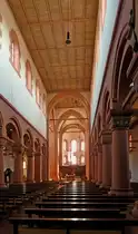 Schwarzach, der Innenraum der Klosterbasilika mit den sch�nen S�ulenarkaden aus dem Mittelalter, zeigen den deutlichen Einflu� der Hirsauer Bauschule, Sept.2011