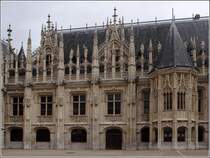 Rouen. Mit dem Bau des Palais de Justice wurde im Jahr 1499 begonnen. Aufgrund seiner Dimensionen ist er nicht in einem Bild zu erfassen. Hier ist ein Teil des Innenhofes zu sehen. Im 16. Jahrhundert diente das Gebude auch als Parlament der Normandie. Heute ist es der Justizpalast. 05.10.2011