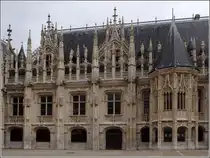 Rouen. Mit dem Bau des Palais de Justice wurde im Jahr 1499 begonnen. Aufgrund seiner Dimensionen ist er nicht in einem Bild zu erfassen. Hier ist ein Teil des Innenhofes zu sehen. Im 16. Jahrhundert diente das Geb�ude auch als Parlament der Normandie. Heute ist es der Justizpalast. 05.10.2011