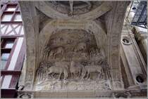 Rouen. Der Torbogen im Uhrturm Gros Horloge ist mit aufw�ndigen Steinmetzarbeiten verziert. 05.10.2011