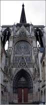 Rouen. Das Nordwestportal der Kathedrale mit dem gusseisernen, 151 m hohen Turm �ber der Vierung. Ich habe hier zwei Fotos zusammengef�gt. 05.10.2011
