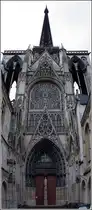Rouen. Das Nordwestportal der Kathedrale mit dem gusseisernen, 151 m hohen Turm �ber der Vierung. Ich habe hier zwei Fotos zusammengef�gt. 05.10.2011