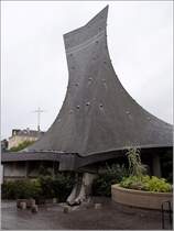 Die Kirche Sainte Jeanne d'Arc am Vieux March� in Rouen bildet einen Kontrapunkt zu den Fachwerkbauten der Umgebung. 05.10.2011
