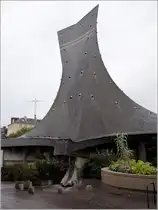 Die Kirche Sainte Jeanne d'Arc am Vieux March� in Rouen bildet einen Kontrapunkt zu den Fachwerkbauten der Umgebung. 05.10.2011