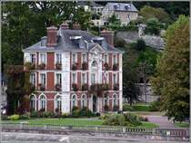 Das Rathaus von Caudebec-en-Caux liegt direkt am Ufer der Seine. 05.10.2011