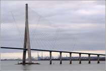Die Pont du Normandie ist mit 856 m Spannweite die lngste Schrgseilbrcke Europas. Jeder der beiden Pylone ist 203 m hoch. Die Durchfahrtshhe fr Schiffe betrgt 52 m. Durch die nrdliche Vorlandbrcke ist Le Havre mit seinen Hafenanlagen zu erkennen. 05.10.2011