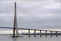 Die Pont du Normandie ist mit 856 m Spannweite die l�ngste Schr�gseilbr�cke Europas. Jeder der beiden Pylone ist 203 m hoch. Die Durchfahrtsh�he f�r Schiffe betr�gt 52 m. Durch die n�rdliche Vorlandbr�cke ist Le Havre mit seinen Hafenanlagen zu erkennen. 05.10.2011
