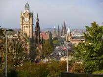 Edinburgh, Princess Street von Calton Hill aus gesehen am 21.10.2010, links das ber�hmte Balmoral-Hotel