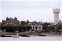 Paimbeuf mit der neobyzanthinischen Kirche Saint-Louis, dem Rathaus und dem Wasserturm. 07.10.2011