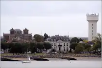 Paimbeuf mit der neobyzanthinischen Kirche Saint-Louis, dem Rathaus und dem Wasserturm. 07.10.2011
