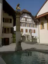 Cressier, L�wenbrunnen von 1584 am Rathaus, Kanton Neuenburg (01.10.2011)