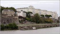 Nantes, Ufer der Loire. Das helle Gebude in der linken Bildhlfte ist das Muse Jules Verne. 07.10.2011