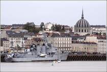 Nantes, Ufer der Loire. Rechts im Bild erhebt sich die Kuppel der Notre Dame du Bon Port �ber die D�cher der Stadt, links schwimmt als Museumsschiff die ehemalige Fregatte D 607 Maill� Br�z�. 07.10.2011