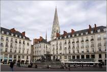 Nantes. Die Huser am Place Royale werden von der Eglise Saint Nicolas berragt. 07.10.2011