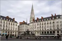 Nantes. Die H�user am Place Royale werden von der Eglise Saint Nicolas �berragt. 07.10.2011
