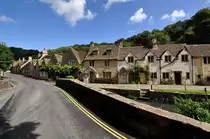 Castle Combe-Grafschaft Wiltshire. Ortseingang von S�den. Am Freitag Mittag hat es zum Gl�ck mal kurz keine Touristen. 28.8.2009