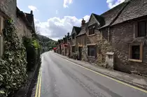 Castle Combe-Grafschaft Wiltshire. Die menschenleere Hauptstrasse nach S�den gibt es nicht oft so zu sehen. 28.8.2009 