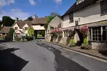 Castle Combe-Grafschaft Wiltshire. The Castle Inn Hotel, rechts im Bild, aus dem 12. Jahrhundert !! 28.8.2009