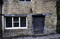 Castle Combe-Grafschaft Wiltshire, S�dwestengland.  A C H T U N G  ! Tolles Puzzle im Internet von dieser T�r auf        www.jigidi.com/solve.php?id=QT6G1UCZ    zuf�llig entdeckt.
  
Das Corbett Cottage in The Street, so der offizielle Name, auf der Westseite der bekanntesten Strasse in Castle Combe. PS. Ich habe leider 31 Minuten f�r das Puzzle gebraucht, ihr schafft das sicher viel schneller. 28.8.2009