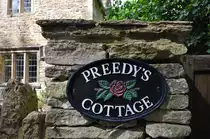 Castle Combe-Grafschaft Wiltshire, im S�dwesten Englands. Hinter jedem schmucken Eingang gibt es wohl andere interessante Geschichten zu erfahren. 28.8.2009