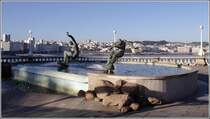 A Coru�a. Hier wird st�ndig gesurft. Brunnen am Praia do Orz�n. 09.10.2011