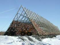 Ein Fischgestell am Hafen.