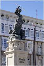 A Coru�a. Denkmal der Maria Pita steht auf dem gleichnamigen Platz. Sie zeichnete sich 1589 in Uniform als Major Fernandez da C�mara durch besondere Tapferkeit im Kampf gegen die angreifenden Engl�nder unter Francis Drake aus. 09.10.2011