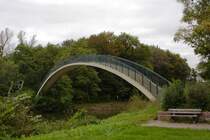 Die Forstwerder-Brcke (auch Katzenbuckelbrcke genannt) in Halle-Trotha. Sie berspannt den Mhlen- und Schleusengraben der Saale im Norden Halles, welche angelegt wurden, um das Trothaer Stauwehr zu umgehen. Das Gelnde jenseits der Brcke wurde dadurch zur Insel, nach deren Namen die Brcke auch benannt wurde.
(Aufnahme vom 05.10.2011)