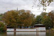 Die bekannte Traditions-Gaststtte  Krug zum grnen Kranze  in Halle-Krllwitz, direkt an der Saale und gegenber der Burg Giebichenstein gelegen. Hier verfasste Wilhelm Mller 1821 den Text zu dem gleichnamigen bekannten Volkslied. (Aufnahme vom 05.10.2011)