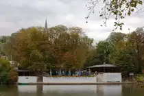 Die bekannte Traditions-Gastst�tte  Krug zum gr�nen Kranze  in Halle-Kr�llwitz, direkt an der Saale und gegen�ber der Burg Giebichenstein gelegen. Hier verfasste Wilhelm M�ller 1821 den Text zu dem gleichnamigen bekannten Volkslied. (Aufnahme vom 05.10.2011)