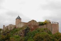  An der Saale hellem Strande / stehen Burgen stolz und khn./ Ihre Dcher sind zerfallen / und der Wind streicht durch die Hallen / Wolken ziehen drber hin. 
Diese Verse des Volksliedes, welches Franz Kugler 1826, auch mit Bezug auf die Burgen in Halle, auf der Rudelsburg bei Bad Ksen verfasst hatte, gingen mir durch den Sinn, als ich am 05.10.2011 diese Aufnahme von der hoch ber der Saale, auf einem Porphyrfelsen errichteten, Burg Giebichenstein machte.
