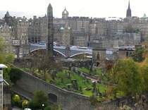 Edinburgh am 19.10.2010, Blick auf die Altstadt, in der Mitte die 'North Bridge' die ber den Bahnhof fhrt und im Vordergrund der Friedhof 'Calton Old Burial Ground' 