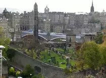 Edinburgh am 19.10.2010, Blick auf die Altstadt, in der Mitte die 'North Bridge' die �ber den Bahnhof f�hrt und im Vordergrund der Friedhof 'Calton Old Burial Ground' 