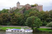 Die Burg Giebichenstein in Halle/Saale, oberhalb der Anlegestelle der Saale-Schifffahrt gelegen, aufgenommen von der Giebichensteinbrcke am 05.10.2011.