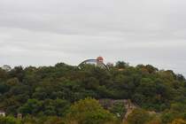 Der Reilsberg in Halle/Saale, aufgenommen am 05.10.2011 von der Giebichenstein-Brcke aus. Die Gebude auf dem Berg gehren zum Zoologischen Garten der Stadt (Aussichtsturm und Freifluggehege).