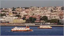 Lissabon, die f�r den Nahverkehr unverzichtbaren Tejo-F�hren vor der Kulisse der Stadt. 11.10.2011