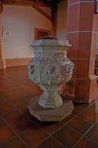 Ihringen am Kaiserstuhl, der barocke Taufstein aus Sandstein gehauen von 1660 in der evangelischen Kirche, Okt.2011