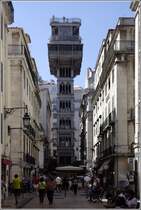 Lissabon. Mit dem Elevador de Santa Justa gelangt man von der Baixa (Unterstadt) an den oberen Rand des Chiado. 11.10.2011