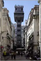 Lissabon. Mit dem Elevador de Santa Justa gelangt man von der Baixa (Unterstadt) an den oberen Rand des Chiado. 11.10.2011