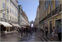 Lissabon. Blick durch die Rua Augusta Richtung Triumphbogen am Pra�a do Com�rcio. 11.10.2011