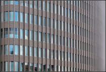 . Nach rechts wirds dichter - Fassade eines Brogebudes nahe dem Bahnhof Friedrichstrae in Berlin. August 2011 (Jonas)