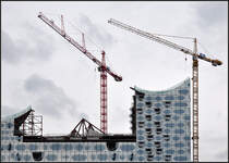 . Eine Lcke klafft hier noch - Ein Teil des Daches an der Hamburg Elbphilharmonie fehlt noch. Momentan gibt es einen Baustop, da die Statik der Dachkonstruktion in Zweifel gezogen wird. August 2011 (Jonas)