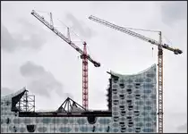 . Eine L�cke klafft hier noch - Ein Teil des Daches an der Hamburg Elbphilharmonie fehlt noch. Momentan gibt es einen Baustop, da die Statik der Dachkonstruktion in Zweifel gezogen wird. August 2011 (Jonas)