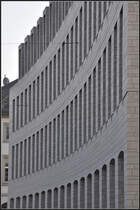 . Konkave Krmmung - L-Bank in Karlsruhe am Schloplatz, Planer: Weinmiller Architekten, Fertigstellung: 2008, November 2011 (Jonas)