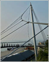 - Schn geschwungen - Die filigrane Aufhngung der neuen Fugngerbrcke in Sassnitz. 26.09.2011 (Jeanny)