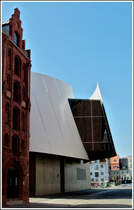 - Alt und neu - Detailaufnahme des Ozeaneums im Hafen von Stralsund. 20.09.2011 (Jeanny)