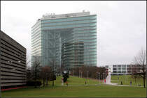 . Dsseldorfer Stadttor - Das Brogebude nahe dem Fernsehturm in Dsseldorf wurde von Petzinka, Overdiek und Partner entworfen und 1998 fertiggestellt. Hier hat auch die Nordrhein-Westflische Ministerprsidentin ihren Amstsitz. Mrz 2010 (Matthias)